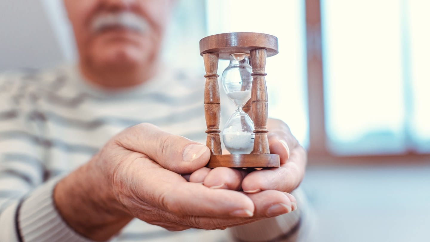 Die Uhr wird für jeden Menschen irgendwann ablaufen. Zumindest bei Pflegebedürftigen wollen Forschende aus Kanada jetzt den voraussichtlichen Todeszeitpunkt mit einem Online-Rechner berechnen lasssen. (Foto: IMAGO, imago/Panthermedia)