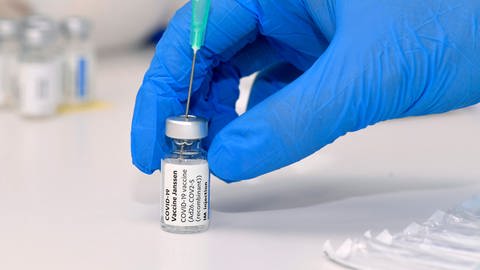 J&J-Impfstoff wird aufgezogen (Foto: imago images, Imago / MiS)
