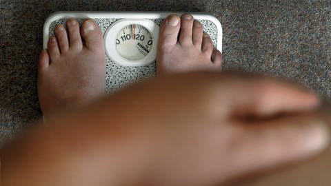 Rund zwei Drittel der Männer und die Hälfte der Frauen in Deutschland sind übergewichtig.   (Foto: IMAGO, imago/epd)