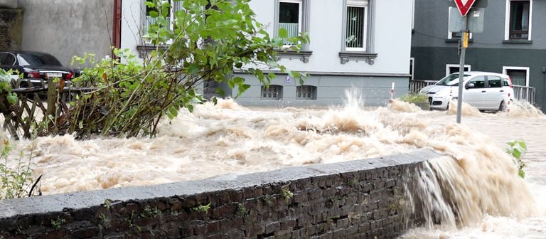 Wasserfluten in Fluten von Altena, Nordrhein-Westfalen. Werden Wetterextreme, wie Hochwasser oder Hitzeperioden in Zukunft zunehmen? (Foto: imago images, imago images/7aktuell)