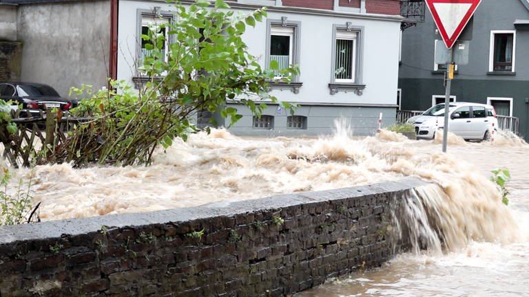 Wasserfluten in Fluten von Altena, Nordrhein-Westfalen. Werden Wetterextreme, wie Hochwasser oder Hitzeperioden in Zukunft zunehmen? (Foto: IMAGO, imago images/7aktuell)