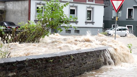 Wasserfluten in Fluten von Altena, Nordrhein-Westfalen. Werden Wetterextreme, wie Hochwasser oder Hitzeperioden in Zukunft zunehmen? (Foto: imago images, imago images/7aktuell)