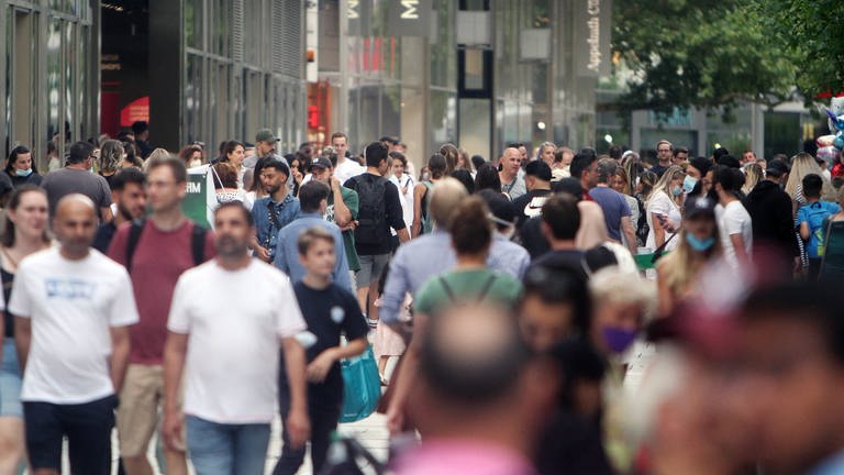 Menschenmenge in Innenstadt - Wann erreichen wir die Herdenimmunität? (Foto: IMAGO, IMAGO / Ralph Peters)