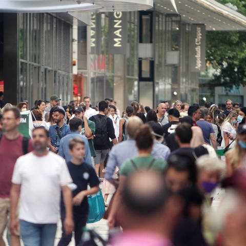 Menschenmenge in Innenstadt - Wann erreichen wir die Herdenimmunität? (Foto: imago images, IMAGO / Ralph Peters)