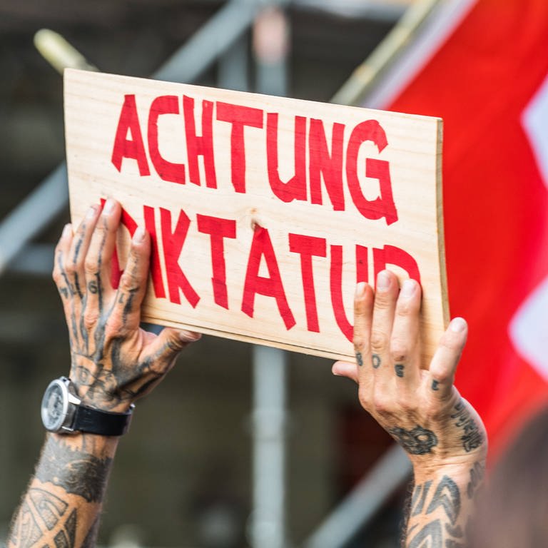 Demonstration von Corona-Skeptikern gegen die Schweizer Landesregierung: Welche Menschen glauben an Verschwörungstheorien? (Foto: IMAGO, IMAGO / Andreas Haas)
