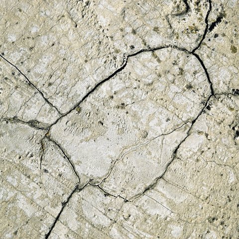 Risse, die im Beton über Jahre hinweg entstehen, können gefährlich werden, wenn Häuser drohen einzustürzen. (Foto: IMAGO, IMAGO / YAY Images)