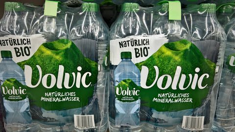 Bio-Wasser aus Plastikflaschen? Das ist zumindest fragwürdig. (Foto: IMAGO, imago/Manfred Segerer)