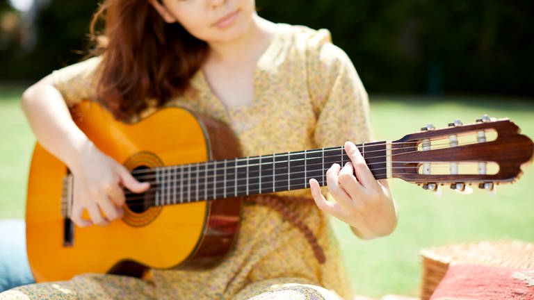 Gitarrespielen im Sommer: Wie verändert sich der Klang von Gitarre und Flöte bei Wärme bzw. Kälte? (Foto: imago images, IMAGO / AFLO)
