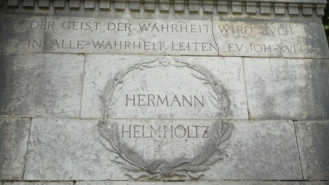 Grabstein von Hermann von Helmholtz auf dem Friedhof Wannsee (Foto: SWR)