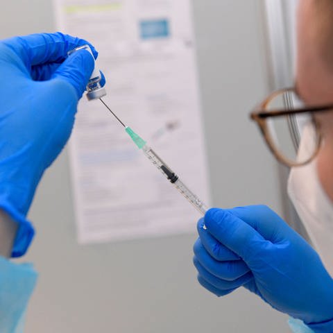 Person zieht Injektionsspritze auf (Foto: IMAGO, IMAGO / MiS)