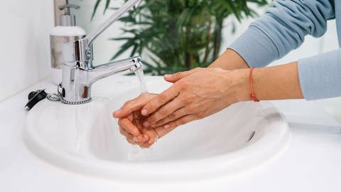 Person wäscht sich die Hände (Foto: IMAGO, IMAGO / Westend61)