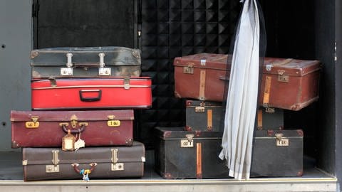 Sieben alte Koffer: Warum packt man seine "Siebensachen" zusammen? Warum nicht sechs oder acht? (Foto: IMAGO, IMAGO / H. Tschanz-Hofmann)