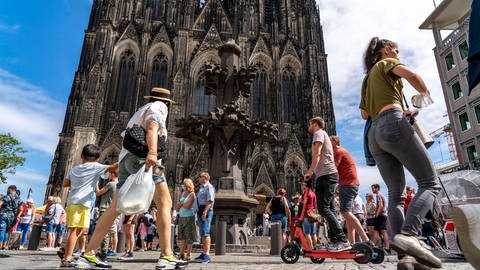 Menschen auf der Kölner Domplatte: Stimmt es, dass der Kölner Dom sich selbst gehört? (Foto: IMAGO, IMAGO / Jochen Tack)