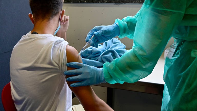 Impfaktion soll Unentschlossene zur Corona-Impfung animieren.  (Foto: imago images, IMAGO)