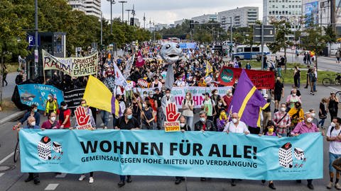 Mietendemo am 11.9.2021: Unter dem Motto "Wohnen für alle" zogen ca. 20.000 Demonstranten durch Berlin (Foto: IMAGO, IMAGO / Nicolaj Zownir)