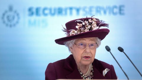 Queen vor Schriftzug "Security Service": In Großbritannien gibt es MI5 und MI6. Was ist der Unterschied? (Foto: imago images, IMAGO / i Images)