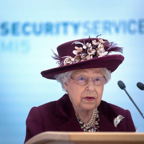 Queen vor Schriftzug "Security Service": In Großbritannien gibt es MI5 und MI6. Was ist der Unterschied? (Foto: IMAGO, IMAGO / i Images)