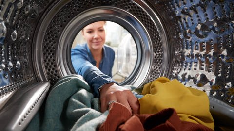 Beim Waschen von Kleidung aus synthetischen Stoffen wird oft Mikroplastik freigesetzt. Mit speziellen Waschbeuteln kann verhindert werden, dass die Platstikpartikel aus der Kleidung ins Abwasser gelangen. (Foto: IMAGO, imago)