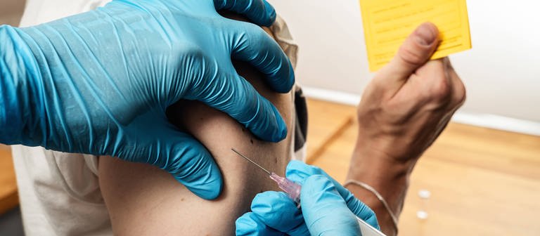 Es gibt immer mehr Impfdurchbrüche bei vollständig gegen Corona Geimpften. Das war im Grunde aber auch zu erwarten. (Foto: imago images, imago images/Bihlmayerfotografie)