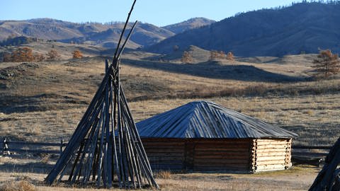 Eine winterliche Khakass-Jurte aus Holz ist in einem Museumsreservat außerhalb des Dorfes Kazanovka in der Nähe von Abakan in der Republik Chakassien, Russland, abgebildet. (Foto: IMAGO, IMAGO / SNA)