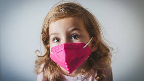 Junges Mädchen mit rosaner FFP2 Maske. (Foto: IMAGO, IMAGO / CTK Photo)