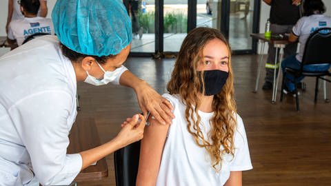 Eine Jugendliche wird geimpft. (Foto: IMAGO, IMAGO / Penta Press)