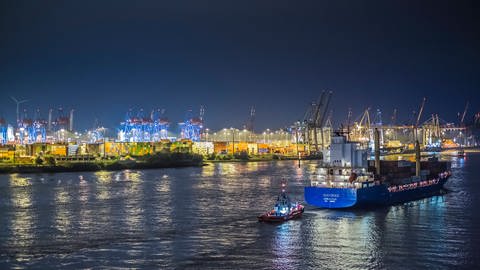 Beleuchteter Hafen bei Nacht. (Foto: IMAGO, IMAGO / Shotshop)