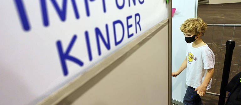 Im niederösterreichischen Landesimpfzentrum in Tulln werden Erwachsene mit Biontech-Pfizer oder Moderna geimpft oder oder bekommen die dritte Impfung als Booster. Seit Kurzem werden auch Kinder Off-Label geimpft und erhalten 13 der Dosis für Erwachsene. (Foto: IMAGO, IMAGO / photonews.at)