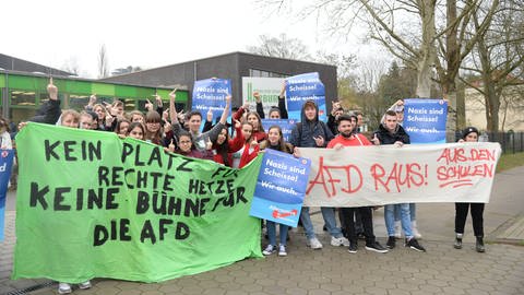 Schülerinnen und Schüler der Hamburger Gewerbeschule solidarisieren sich mit der Ida-Ehre-Schule in Altona im April 2019: Grund für den Protest war eine Veranstaltung der Schule zur bevorstehenden Europawahl, zu der auch die AfD eingeladen war (Foto: IMAGO, IMAGO / News4HH)