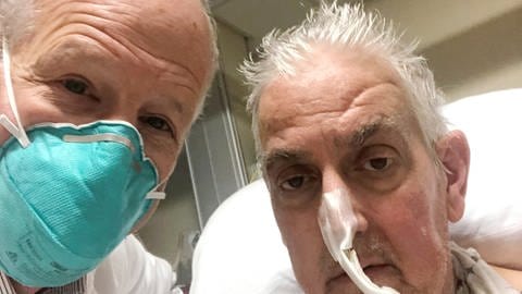 Auf diesem von der University of Maryland School of Medicine zur Verfügung gestellten Foto macht Dr. Bartley Griffith (l) im Januar 2022 ein Selfie mit dem Patienten David Bennett.
