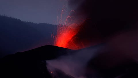 Auch bei Vulkanausbrüchen - wie hier auf der Kanareninsel La Palma - werden Asche und Schwefelgase in die Atmosphäre geschleudert. (Foto: IMAGO, imago images/Future Image)