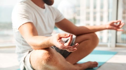 Ob gekreuzte Beine oder Finger-Mudras: das wichtigste bei der Metta-Meditation ist das Wohlwollen mit sich selbst und anderen (Foto: IMAGO, IMAGO / agefotostock)