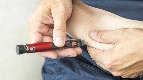 Insulininjektion am Bauch mit einem Insulinpen. (Foto: IMAGO, IMAGO / Jochen Tack)