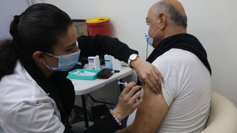 Vor allem für Menschen mit Vorerkrankungen könnte eine vierte Impfdosis nützlich sein. (Foto: IMAGO, imago/ Xinhua ISRAEL-MODIIN-COVID-19-VACCINATION )
