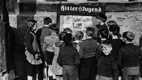 Die Konkurrenz zu etablierten Jugendorganisationen macht die Hitlerjugend durch Zwangsüberführung und Privilegien wett (Foto: IMAGO, IMAGO / Leemage)