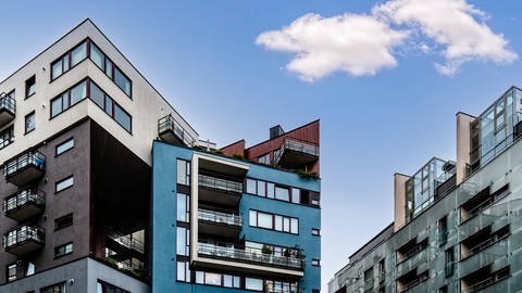 Stadtbild mit modernen Wohngebäuden gegen den Himmel (Foto: IMAGO, IMAGO / Zoonar)