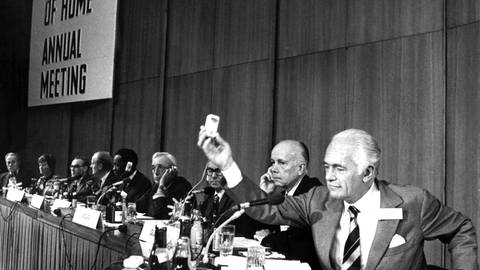 Jahrestagung des Club of Rome 1974 in Berlin (Vorsitzender Dr. Aurelio Peccei ganz rechts): Bis heute wird der Bericht "Grenzen des Wachstums" um neue Daten aktualisiert (Foto: dpa Bildfunk, picture-alliance / dpa | Chris Hoffmann)