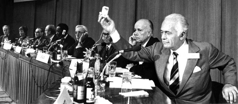 Eröffnungssitzung des Club of Rome in Berlin am 14. Oktober 1974. Mitglieder des Club of Rome sitzen in einem Saal.  (Foto: picture-alliance / Reportdienste, picture-alliance / dpa | Chris Hoffmann)