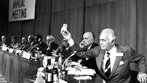 Eröffnungssitzung des Club of Rome in Berlin am 14. Oktober 1974. Mitglieder des Club of Rome sitzen in einem Saal.  (Foto: picture-alliance / Reportdienste, picture-alliance / dpa | Chris Hoffmann)