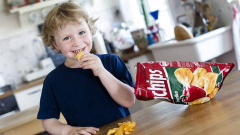 Kleiner Junge, 4 Jahre, isst Chips. (Foto: IMAGO, IMAGO / Bernhard Classen)