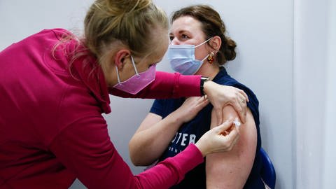 Auch auf die Corona-Impfungen scheinen Frauen etwas anders zu reagieren als Männer. So gab es beispielsweise in Bezug auf seltene Nebenwirkungen wie Sinusvenenthrombosen oder Herzmuskelentzündungen geschlechtspezifische Unterschiede. (Foto: IMAGO, imago/Leon Kuegeler/photothek.de)