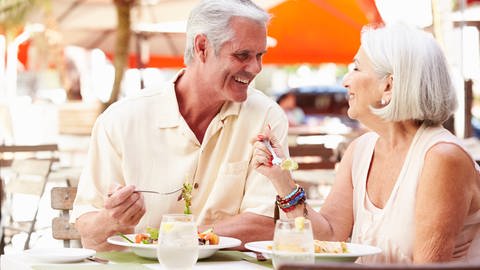 zwei ältere Menschen beim gemeinsamen Essen (Foto: IMAGO, IMAGO/Shotshop)