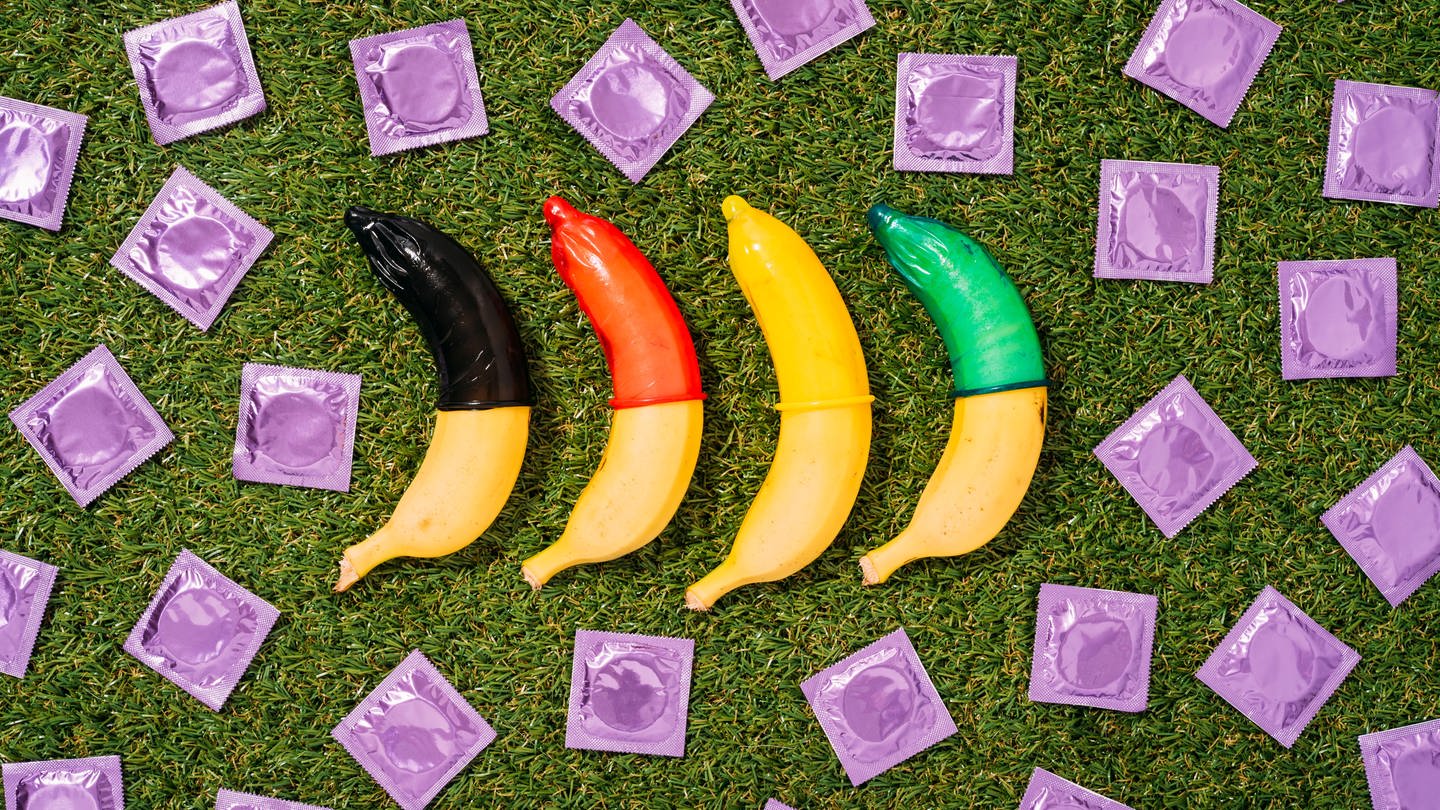 Bananen mit überzogenen Kondomen (Foto: IMAGO, IMAGO / Westend61)