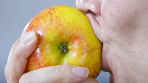 Manche reagieren allergisch, wenn Sie in einen Apfel beißen. Verantwortlich sind dafür bestimme im Apfel enthaltene Apfelsorten. (Foto: IMAGO, imago images/photothek)