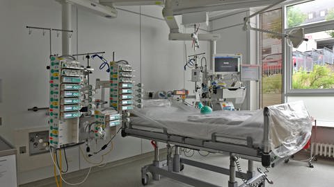 Leeres Intensivbett für Covid19 Patient (Foto: IMAGO, imago images / Ralph Lueger)