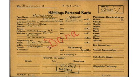 Häftlingskarteikarte: Siegfried Reinhardt wird als Jugendlicher 1942 von der Münchener Polizei verhaftet und nach Auschwitz-Birkenau deportiert, es folgen das KZ Buchenau und Dora. In seinen Häftlingskarteikarten findet sich der Vermerk „Arbeitsscheuer Zigeuner“. Niemand aus seiner achtköpfigen Familie überlebt.  (Foto: Copy of 1.1.5.3 / 6913073 in conformity with ITS Digital Archive, Arolsen Archives)