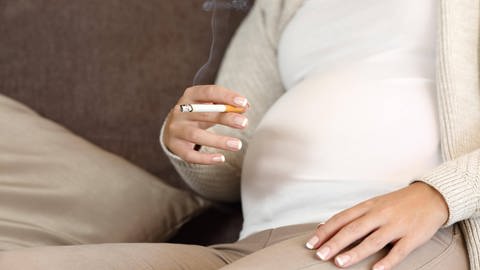 Rauchen in der Schwangerschaft erhöht das Risiko für den plötzlichen Kindstod. (Foto: IMAGO, imago images / Panthermedia)