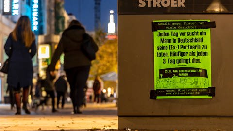 Plakat in der Stuttgarter Innenstadt am Internationalen Tag gegen Gewalt an Frauen (25. November 2019) (Foto: IMAGO, imago images/Arnulf Hettrich)