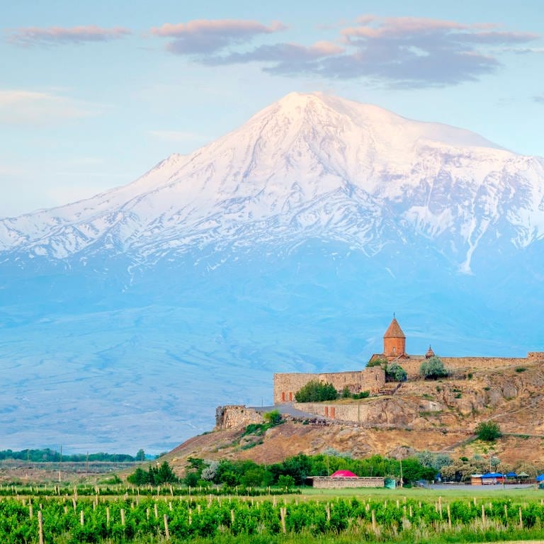 Der armenische Berg Ararat bei Sonnenaufgang