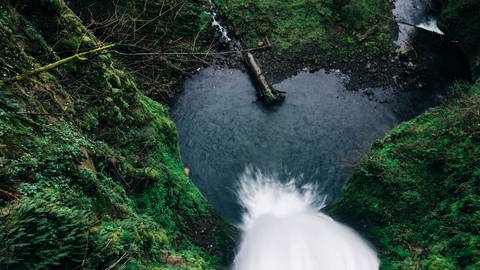 Blick den Multnomah Wasserfall in Oregon hinab (Foto: IMAGO, imago images/Cavan Images)
